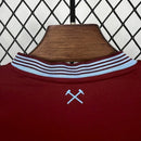 "Kit Infantil West Ham Home (1) 2025/26 Umbro oficial, camisa claret & blue com escudo do West Ham United em destaque, shorts combinando, uniforme completo para crianças de 3 a 13 anos"