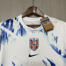"Camisa Noruega Away II 2024/25 Nike masculina branca com detalhes em azul e vermelho, gola careca, mangas curtas e tecido leve respirável para torcedores"