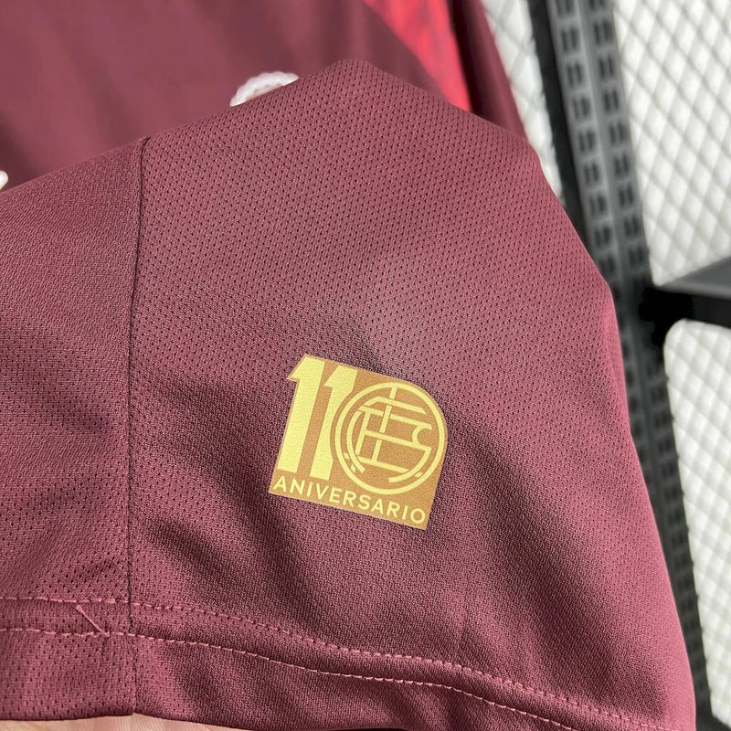 Camisa Lanús Home I 2025/26 Umbro Torcedor Masculina na cor vinho, modelo oficial para torcedores, com escudo do clube no peito e design clássico do time argentino."
