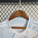 Camisa Bélgica Away II 2023/24 Adidas feminina, corte ajustado ao corpo, azul com detalhes em amarelo, escudo da seleção belga no peito e três listras Adidas nos ombros, tecido leve e respirável, ideal para treinos, jogos e torcer com estilo e conforto.”