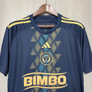 Camisa Philadelphia Union Home I 2024/25 Adidas Torcedor Masculina azul – uniforme principal do time com design moderno e detalhes em dourado, simbolizando a força e tradição do clube. Ideal para torcedores que valorizam conforto, estilo e identidade esportiva.
