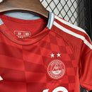 Detalhe do escudo e tecido da camisa infantil Aberdeen Home 2024/25 Adidas, uniforme oficial licenciado, ideal para crianças e pequenos torcedores”