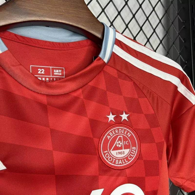 Detalhe do escudo e tecido da camisa infantil Aberdeen Home 2024/25 Adidas, uniforme oficial licenciado, ideal para crianças e pequenos torcedores”