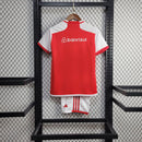 Kit Infantil Internacional Home 2024/25 Adidas para torcedores mirins, camisa vermelha oficial com escudo bordado e short vermelho combinando, uniforme de futebol infantil com tecnologia AEROREADY, ideal para crianças de 3 a 13 anos, oficial licenciado