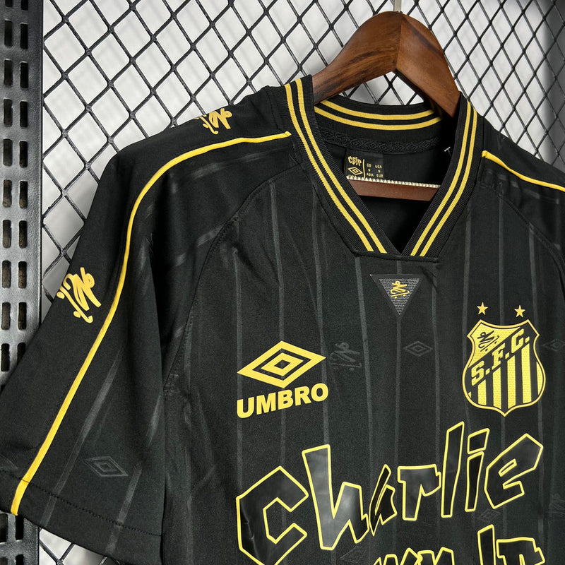 Camisa Santos Charlie Brown Jr 2024/25 Umbro detalhe do escudo e elementos gráficos da banda