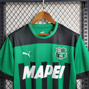 Camisa Sassuolo Home I 2022/23 Puma Torcedor Masculina Verde e Preta com listras verticais, escudo do clube e design clássico para torcedores apaixonados.”