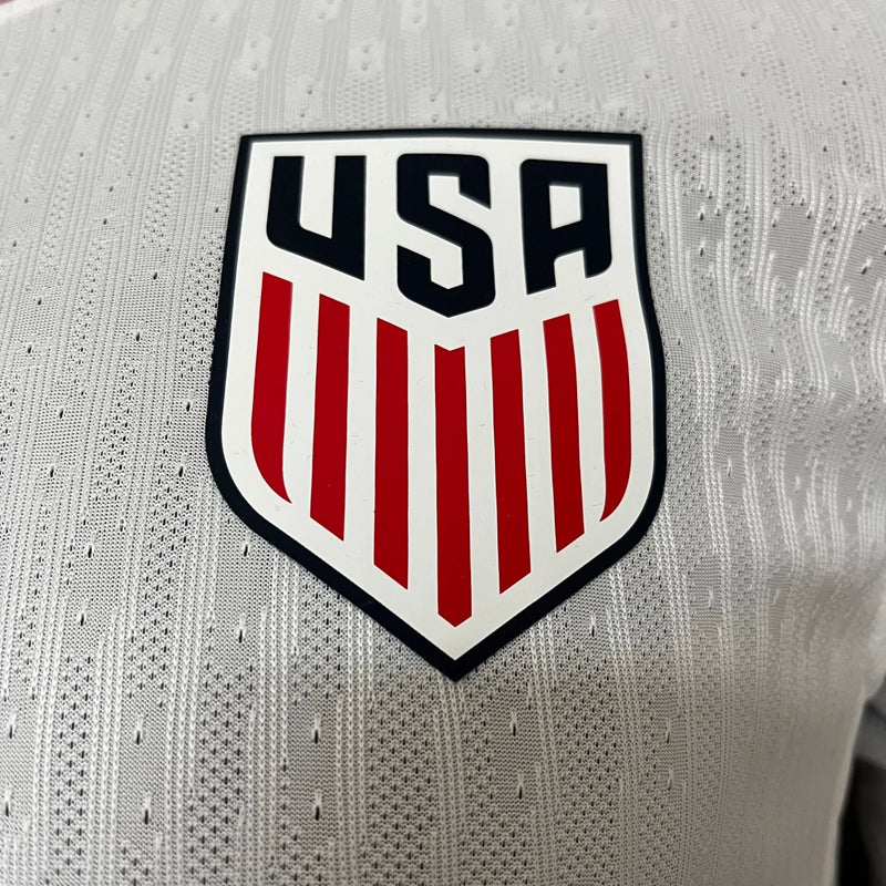Camisa Estados Unidos Home I 2024/25 Nike Jogador Masculina branca, uniforme da seleção USA, versão jogador com ajuste atlético, escudo bordado e tecnologia Nike Dri-FIT ADV."
camisa Estados Unidos 2024/25
camisa USA soccer Home branca
camisa seleção Estados Unidos jogador
uniforme Nike Estados Unidos masculina seleção USA