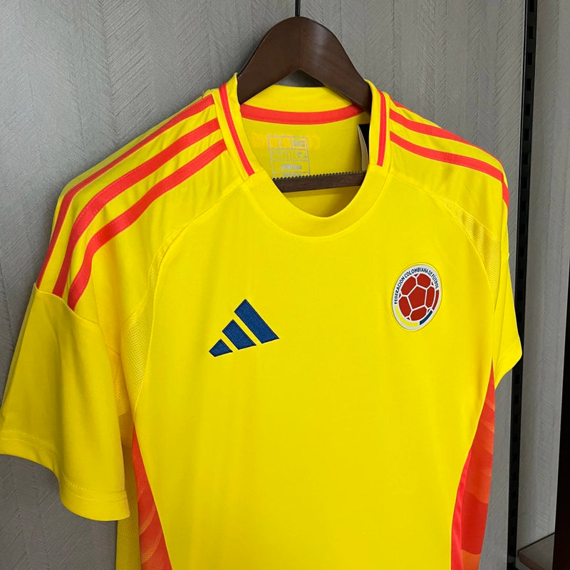 Camisa Colômbia Home 2024/25 Masculina para torcedor, amarela com detalhes em azul e vermelho, modelo oficial da seleção colombiana, ideal para fãs da Colômbia"