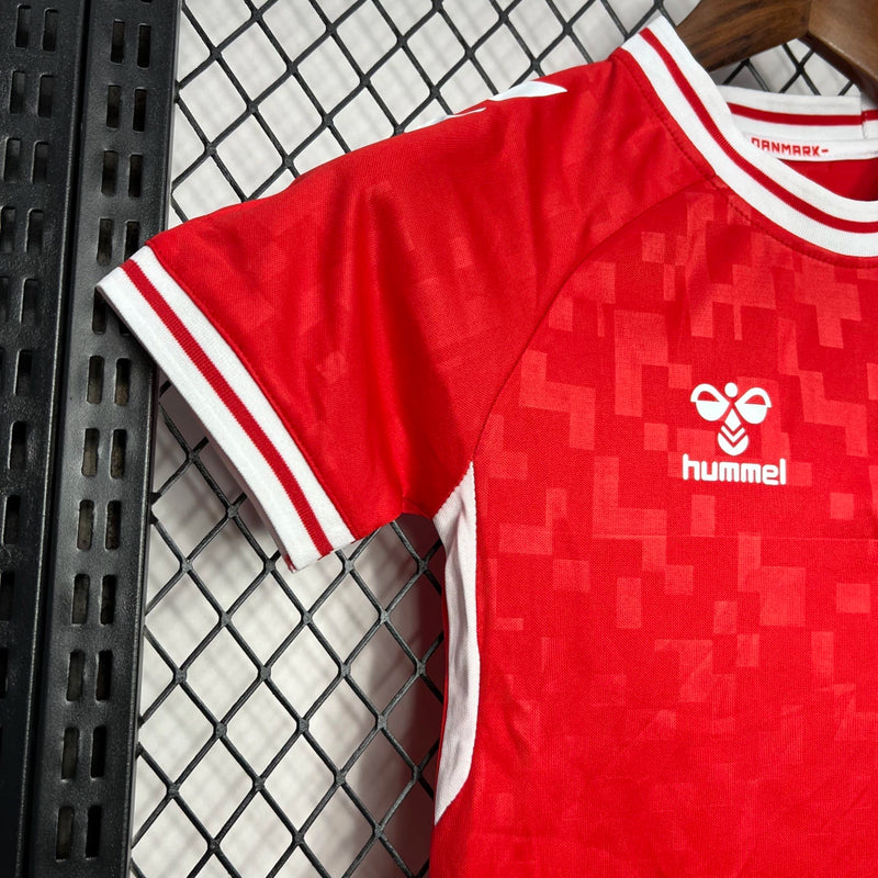 Kit Infantil Dinamarca Home I 2024/25 Hummel – uniforme infantil com camisa e short, tecido leve e confortável, modelo oficial da Seleção Dinamarquesa.