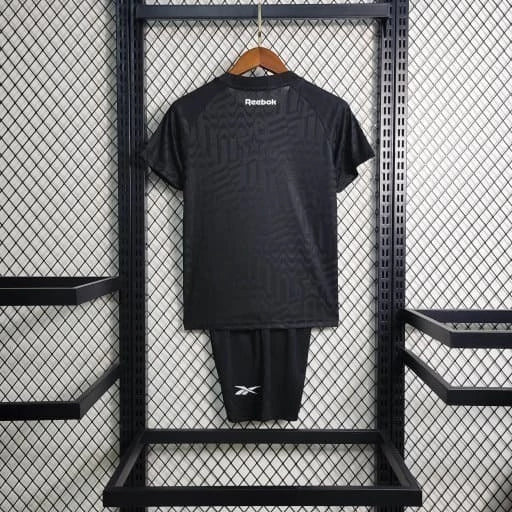 Kit Infantil Botafogo Away (2) 2023/24 Reebok – uniforme oficial completo com camisa, shorts e meião, tecido leve e confortável, ideal para pequenos torcedores alvinegros."