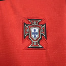 Detalhe do escudo Portugal e logo Puma no Kit Infantil Home I 2025/26, tecido leve e respirável para crianças