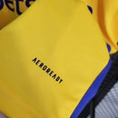Texto alternativo para imagem:
Camisa Boca Juniors Away (2) 2023/24 Adidas Torcedor Masculina amarela com detalhes em azul, escudo bordado no peito e design oficial da temporada 2023/24.

