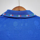 Camisa Itália Home I 1994/95 Retrô masculina, azul, com escudo da seleção italiana no peito e detalhes clássicos da temporada 1994/95, feita em tecido leve e confortável, ideal para colecionadores, fãs de futebol histórico e uso casual.”
