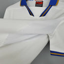 Camisa Itália Away II 1996/97 Nike Retrô masculina, branca, com escudo da seleção italiana no peito e logo Nike, feita em tecido leve e confortável, modelo retrô com caimento solto e tradicional, ideal para colecionadores e fãs de futebol histórico.”