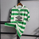 Camisa Celtic Home 1998/99 Umbro Retrô Masculina, uniforme verde e branco com escudo bordado e logo Umbro, disponível do P ao XGG."