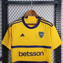 Texto alternativo para imagem:
Camisa Boca Juniors Away (2) 2023/24 Adidas Torcedor Masculina amarela com detalhes em azul, escudo bordado no peito e design oficial da temporada 2023/24.

