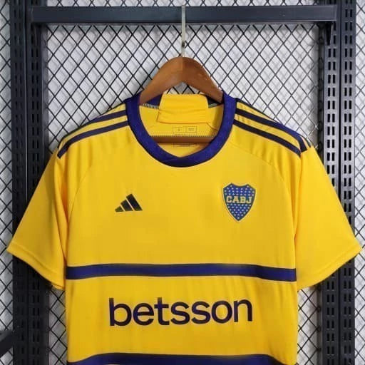 Texto alternativo para imagem:
Camisa Boca Juniors Away (2) 2023/24 Adidas Torcedor Masculina amarela com detalhes em azul, escudo bordado no peito e design oficial da temporada 2023/24.

