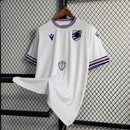 Camisa Sampdoria Away II 2022/23 Torcedor Masculina Branca com faixas azul, vermelha e preta no peito, escudo bordado e design clássico do clube italiano