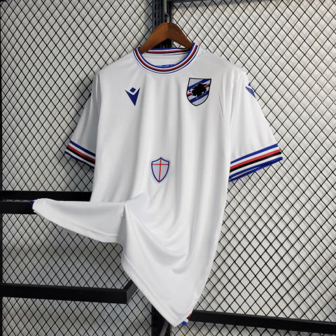 Camisa Sampdoria Away II 2022/23 Torcedor Masculina Branca com faixas azul, vermelha e preta no peito, escudo bordado e design clássico do clube italiano