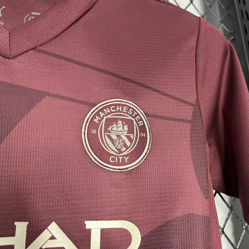 Kit Infantil Manchester City Third III 2024/25 Puma vinho - camisa e short infantil oficial do Manchester City, terceira camisa 2024/25 na cor vinho, ideal para pequenos torcedores