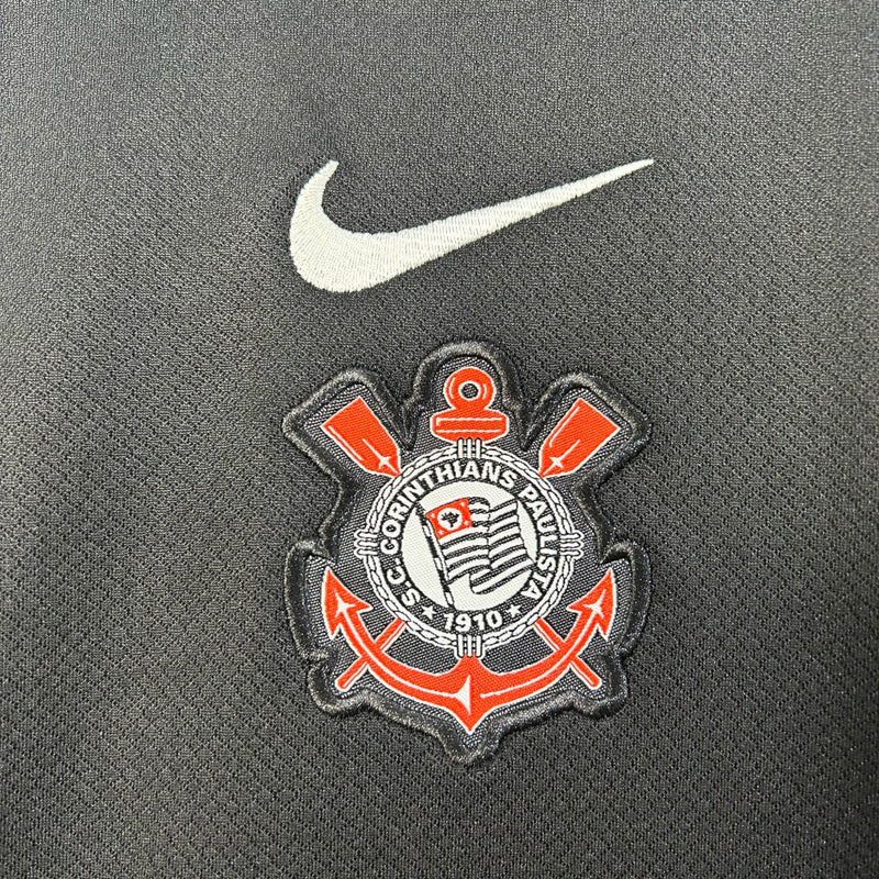 "Kit Infantil Corinthians Away 2025/26 Nike, uniforme oficial com camisa preta, shorts e meias, ideal para crianças de 3 a 13 anos torcedoras do Timão."