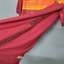 Camisa Roma Home I 2020/21 Nike Retrô Masculina grená, com detalhes em amarelo e laranja, gola polo e escudo bordado da Roma