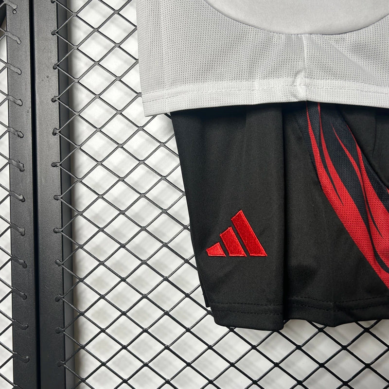 Kit Infantil Flamengo Away 2025/26 Adidas, camisa branca com detalhes em vermelho e preto, shorts e meias combinando, uniforme oficial para crianças torcedoras do Mengão."
