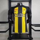 Camisa Al-Ittihad Home I 2023/24 Nike Jogador Masculina preta e amarela, modelo player com listras verticais, tecnologia Dri-FIT ADV e escudo do Al-Ittihad no peito – uniforme titular da temporada 23/24.