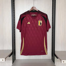 Camisa Bélgica Home I 2024/25 Adidas masculina, vinho, com escudo da seleção belga no peito, detalhes modernos e as três listras Adidas nos ombros, tecido leve e respirável com tecnologia AEROREADY, ideal para jogos, treinos e torcer com estilo e conforto.”