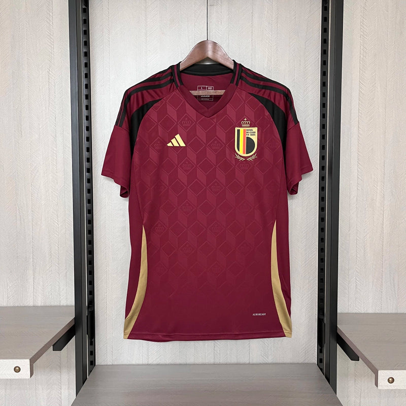 Camisa Bélgica Home I 2024/25 Adidas masculina, vinho, com escudo da seleção belga no peito, detalhes modernos e as três listras Adidas nos ombros, tecido leve e respirável com tecnologia AEROREADY, ideal para jogos, treinos e torcer com estilo e conforto.”