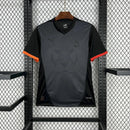 Camisa Galatasaray Leão 2025/26 Puma Torcedor Masculina Preta com detalhes em laranja e vermelho, escudo do clube, design moderno e confortável para torcedores apaixonados.”