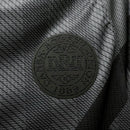 “Camisa Dinamarca Third III 2022/23 Hummel Torcedor Masculina, preta, com escudo da seleção dinamarquesa e logo Hummel em destaque, feita em tecido leve e respirável, modelo masculino com caimento confortável, ideal para jogos e uso casual.”