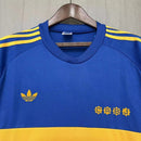 Camisa retrô Boca Juniors 1981/82 Adidas masculina azul e amarela, inspirada em Maradona, disponível na Wazemix com qualidade e tradição.