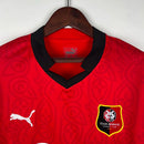 Camisa Rennes Home I 2023/24 Puma Torcedor Masculina Vermelha com detalhes em preto, tecido leve e design clássico do Stade Rennais.”