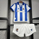 “Kit infantil Real Sociedad Home 2024/25 completo, camisa e shorts oficiais, uniforme infantil licenciado do clube espanhol para jovens torcedores”
