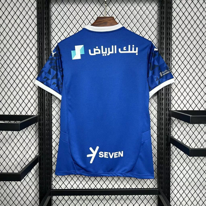 Camisa Al-Hilal Home I 2024/25 Masculina para torcedor, azul com detalhes em branco, modelo oficial do clube saudita, ideal para fãs e colecionadores."