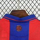 Camisa San Lorenzo Home I 2025/26 Torcedor Masculina azul com detalhes em vermelho, escudo estampado do clube argentino e tecido leve e respirável para torcedores."