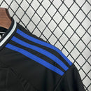 Kit Infantil Olympique de Lyon II 2024/25 Adidas na cor preta, composto por camisa com escudo do clube bordado no peito, short combinando com logo Adidas e meiões, ideal para crianças de 3 a 13 anos, com design moderno e tecnologia AEROREADY.