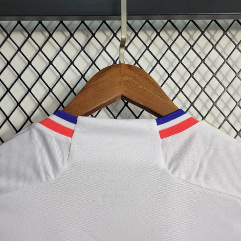 Camisa Olympique Lyon Home I 2023/24 Adidas Torcedor Masculina Branca, com faixas azul e vermelha, escudo aplicado e tecnologia AEROREADY para conforto e estilo dos torcedores do Lyon.”