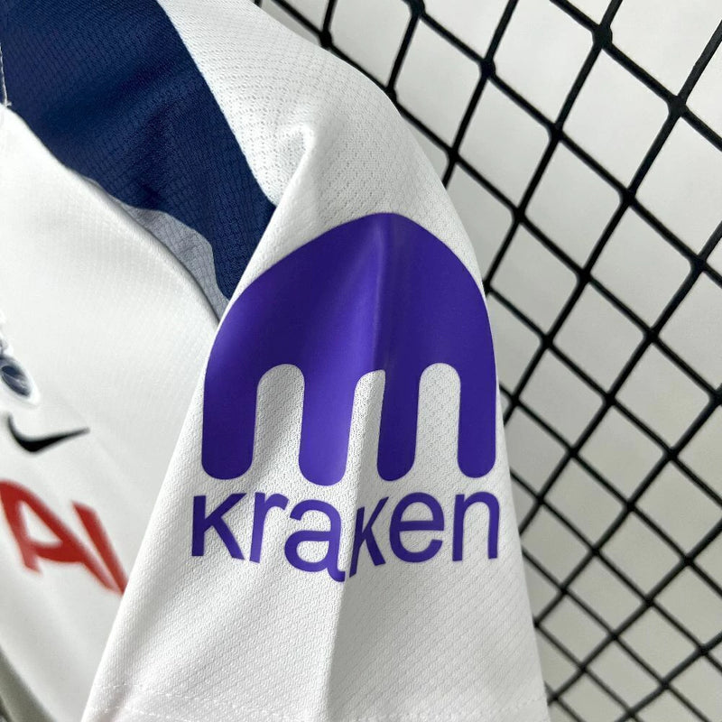 Kit Infantil Tottenham Home (1) 2025/26 Nike, camisa branca com detalhes em azul marinho e shorts oficiais, disponível para crianças de 3-4 a 12-13 anos, confortável e ideal para pequenos torcedores