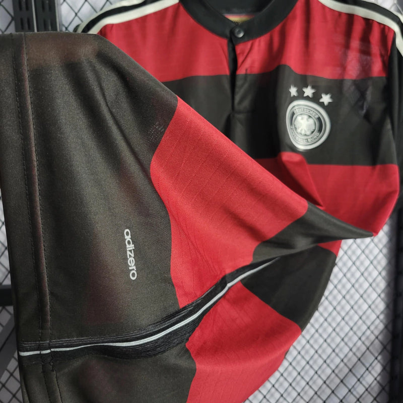 Camisa Alemanha Away II 2014/15 Adidas Retrô Masculina branca com detalhes em preto, vermelho e dourado, tecido leve e respirável, corte masculino – ideal para torcer, colecionar e uso casual.