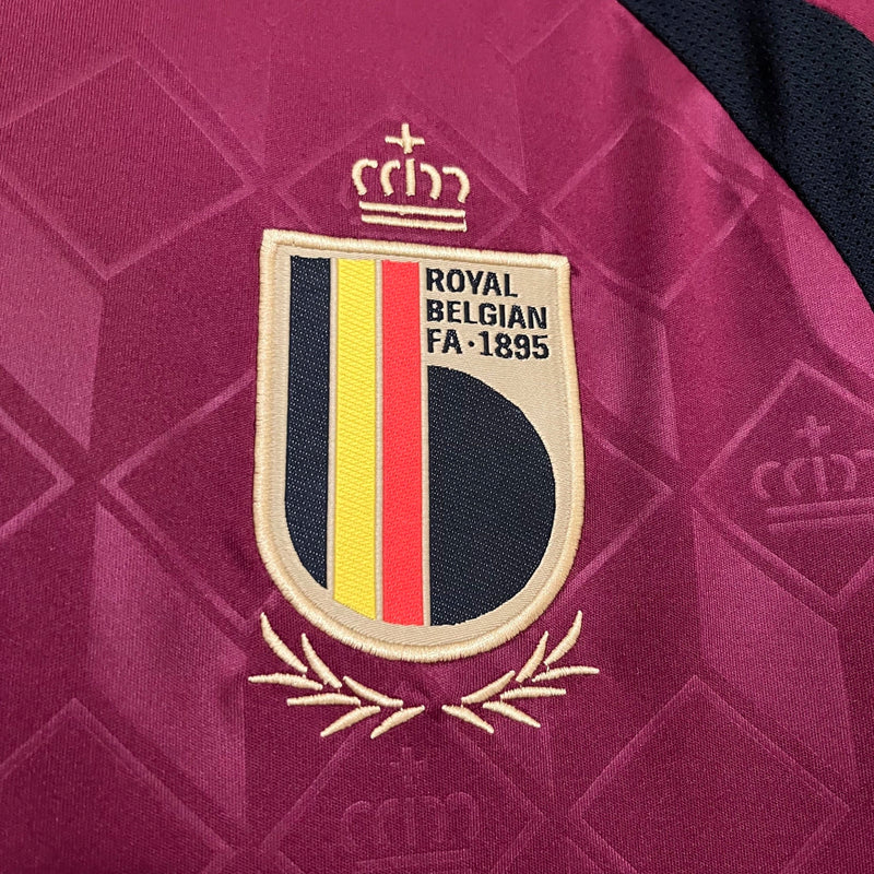 Camisa Bélgica Home I 2024/25 Adidas masculina, vinho, com escudo da seleção belga no peito, detalhes modernos e as três listras Adidas nos ombros, tecido leve e respirável com tecnologia AEROREADY, ideal para jogos, treinos e torcer com estilo e conforto.”