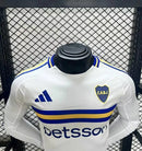 Camisa Boca Juniors Away (2) 2024/25 Adidas Jogador Manga Longa Branca – versão oficial de jogo, com faixa amarela e detalhes azuis, escudo do Boca Juniors em silicone e logo Adidas estampado.