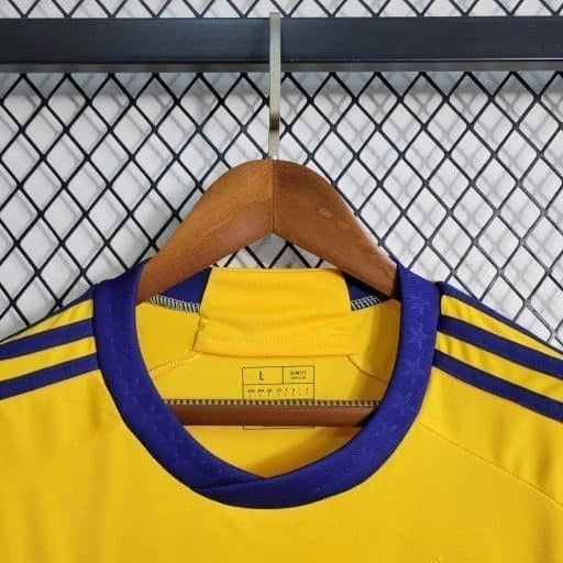 Texto alternativo para imagem:
Camisa Boca Juniors Away (2) 2023/24 Adidas Torcedor Masculina amarela com detalhes em azul, escudo bordado no peito e design oficial da temporada 2023/24.

