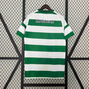 Camisa Celtic Home 2024/25 Masculina para Torcedor, modelo oficial do time escocês, verde e branca listrada, perfeita para fãs do Celtic Football Club."