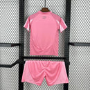 Kit Infantil Inter Miami Home 2025/26 Adidas rosa e preto com camisa e short, ideal para crianças de 3 a 13 anos – uniforme oficial do time de Lionel Messi com design moderno e confortável.

