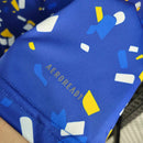 Camisa Boca Juniors Pré-Jogo 2023/24 Adidas Torcedor Masculina na cor azul com detalhes amarelos, modelo leve e confortável com tecnologia Aeroready, ideal para treinos, aquecimento e torcedores apaixonados pelo Boca Juniors."