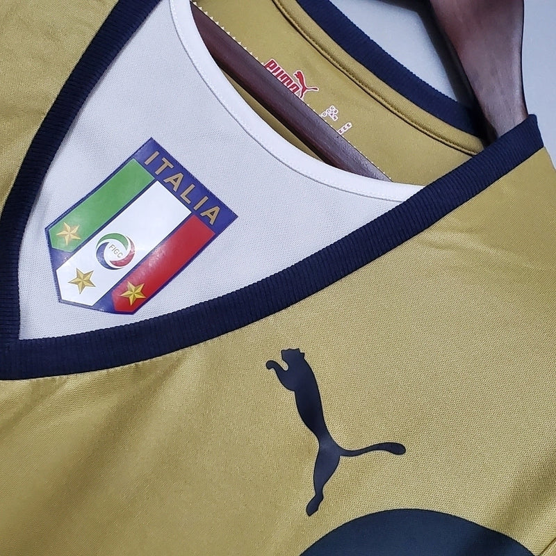 Camisa Itália Goleiro 2006/07 Puma Retrô masculina, dourada, com escudo da seleção italiana no peito e detalhes clássicos da temporada 2006/07, feita em tecido leve e confortável, ideal para colecionadores, fãs de futebol histórico e uso casual.”
