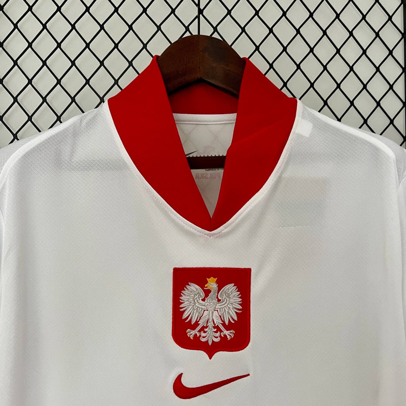 Camisa Polônia Home I 2024/25 Nike Torcedor Masculina, branca, com escudo da seleção polonesa e logo Nike em destaque, feita em tecido leve e respirável, modelo masculino com caimento confortável, ideal para jogos e uso casual.”