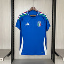 Camisa Itália Home I 2024/25 Adidas masculina, azul, com escudo da seleção italiana em destaque, tecido leve e respirável, ideal para treinos, jogos e torcer pelo time.”